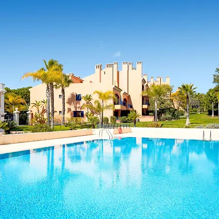 Sol With Pool And Garden